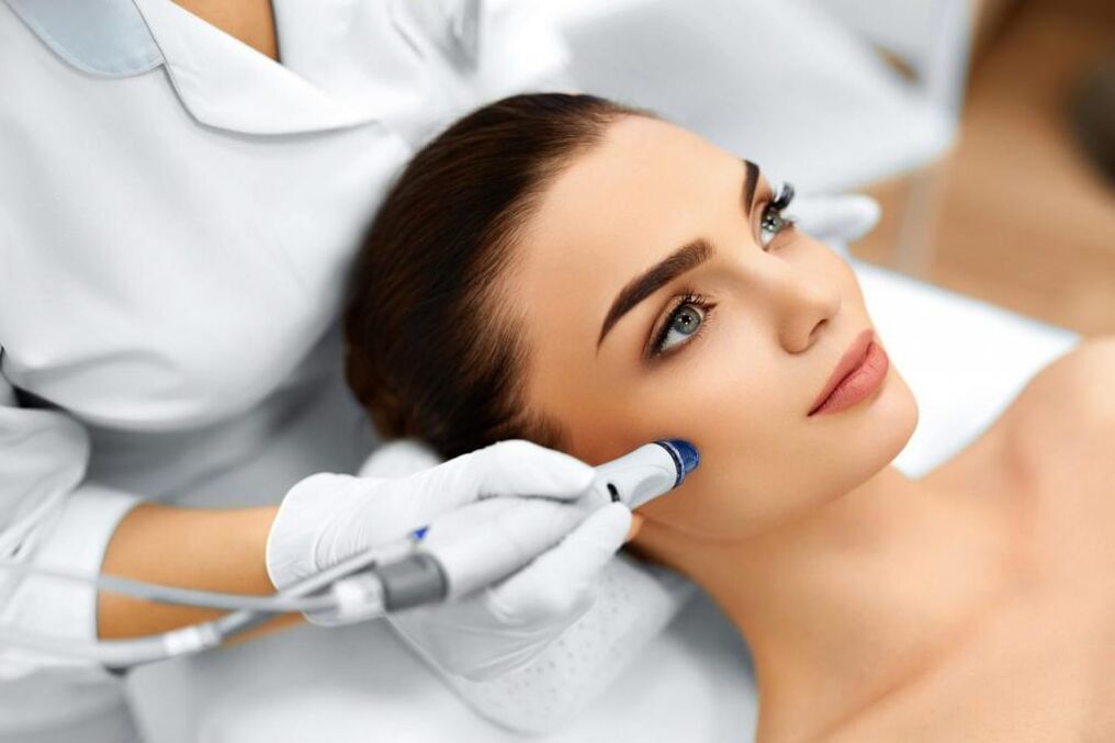 Realizando o procedimento de rejuvenescimento por cosmetologista